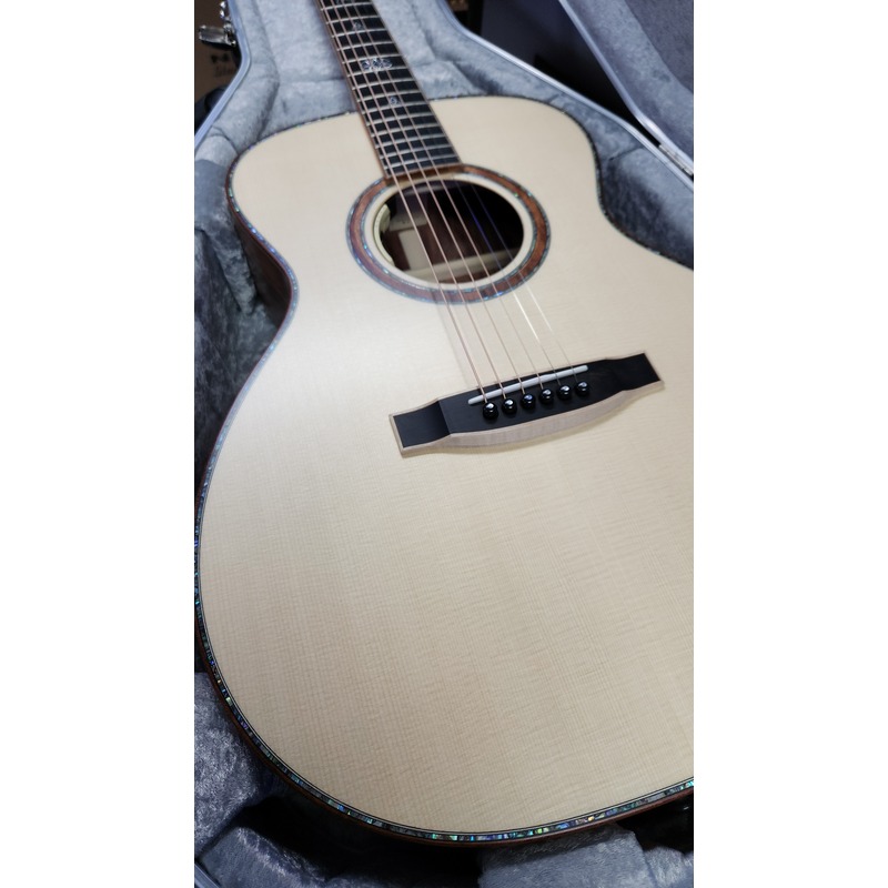 LAKEWOOD M-43 CUSTOM SHOP DELUXE ELECTRO ACCOUSTIC GUITAR