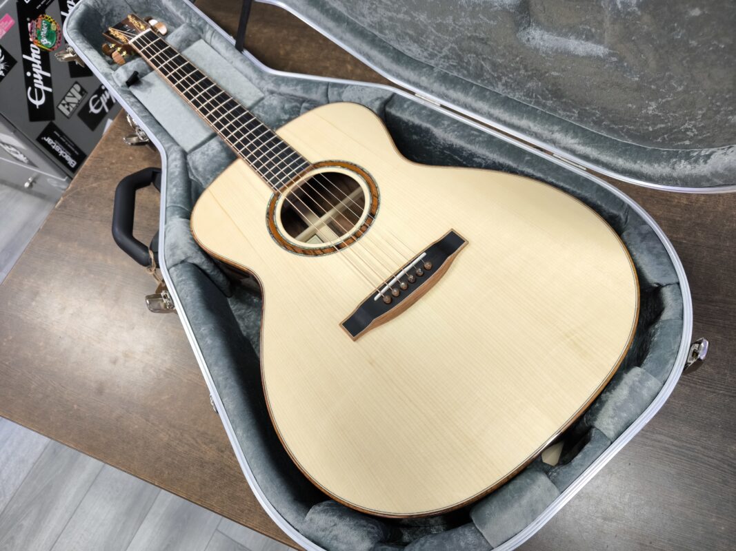 LAKEWOOD M-48 CUSTOM SHOP DELUXE ELECTRO ACOUSTIC GUITAR